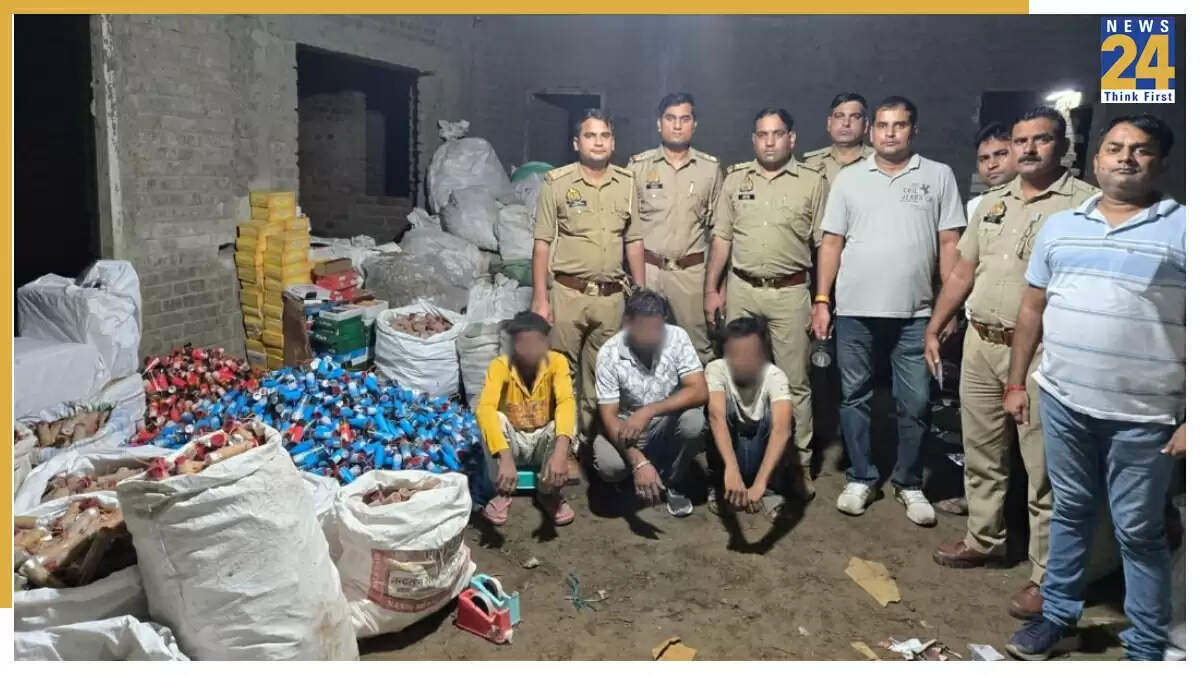 ग्रेटर नोएडा में अवैध पटाखा फैक्ट्री का भंडाफोड़, 1500 किलो विस्फोटक बरामद