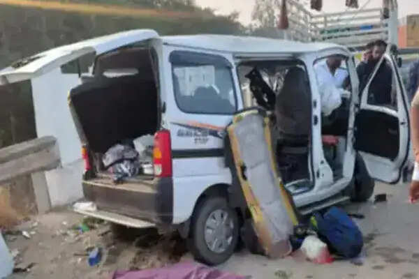 गुजरात में सड़क दुर्घटना में एक परिवार के 5 सदस्यों की मौत