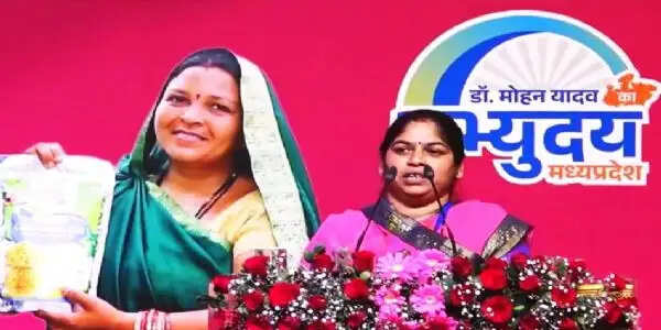 ग्रामीण महिलाओं के लिए प्रेरणा बनीं मप्र के गुना की मीनाक्षी, हवाई सफर करने वाली गांव की हैं पहली बहू