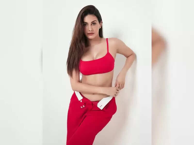 अमायरा दस्तूर का बोल्ड लुक: लाल ड्रेस में फैन्स का दिल जीतने वाली अदाकारा