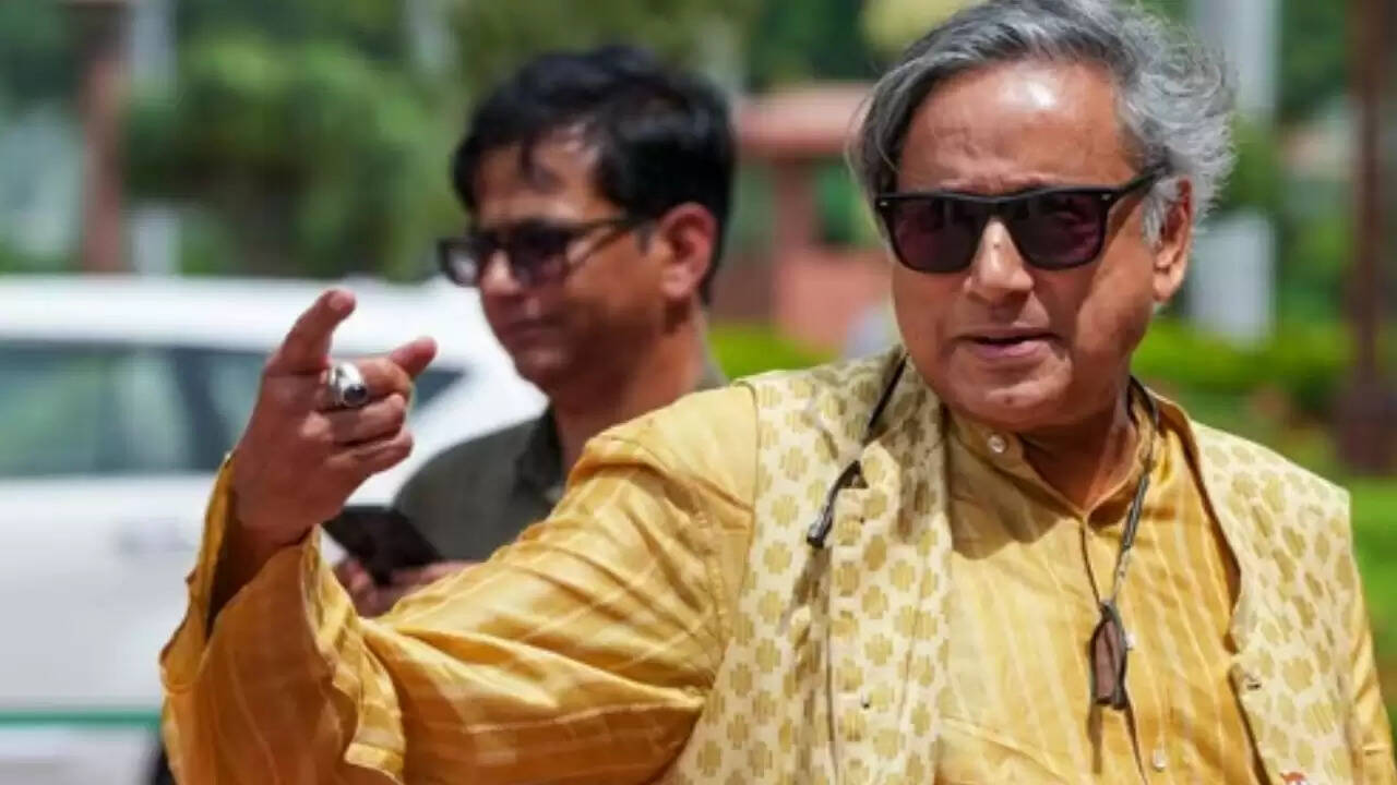 Shashi Tharoor का ट्रंप पर तीखा हमला: भारत की गरिमा पर कोई समझौता नहीं