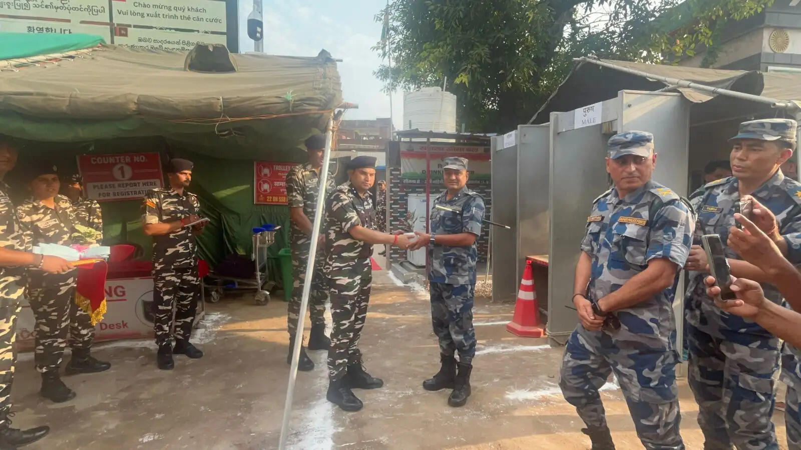 डीआईजी दीपक बर्नवाल का सोनौली में सुरक्षा व्यवस्था का निरीक्षण