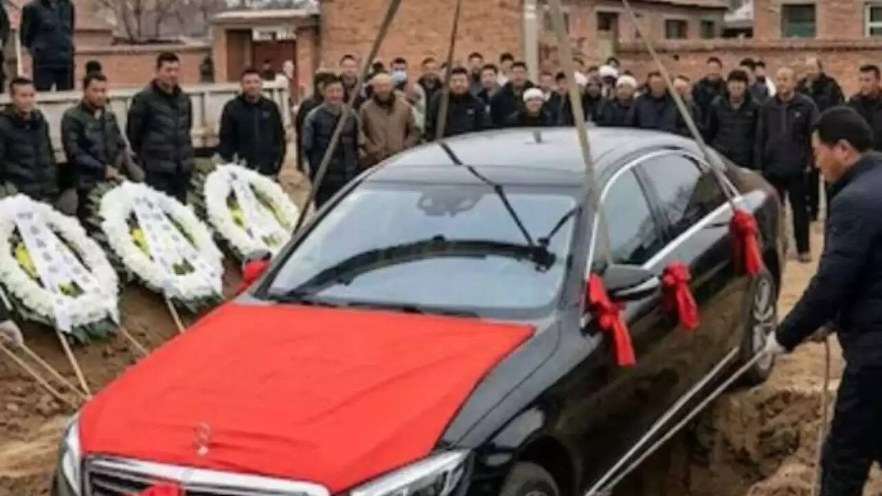 चीन में लग्जरी कार के साथ दफनाने की अनोखी परंपरा पर विवाद