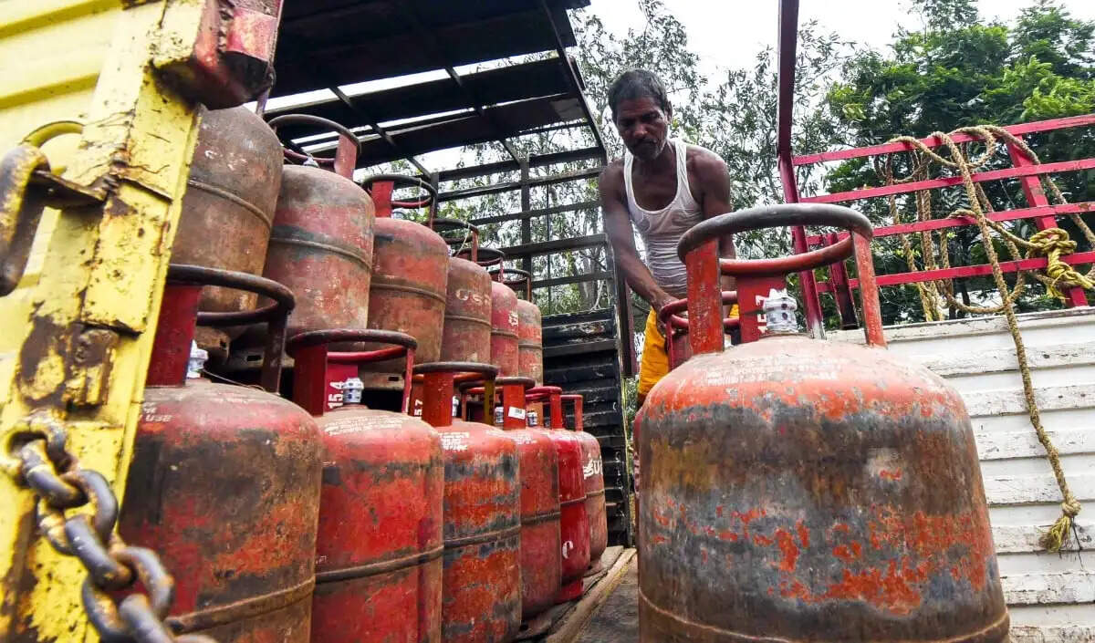 भारत में LPG सिलेंडर की कीमतों में भारी वृद्धि, घरेलू सिलेंडरों पर कोई असर नहीं