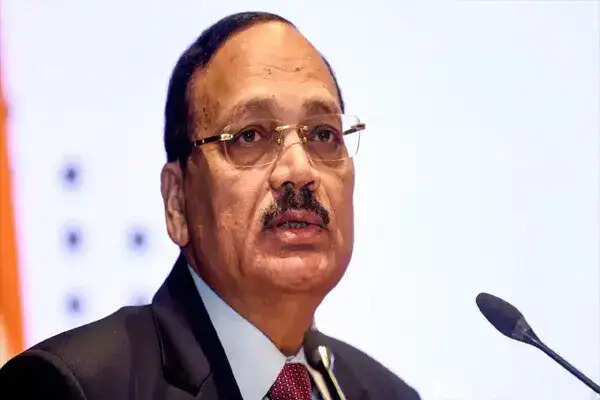 CJI सूर्यकांत का विवादित बयान: युवाओं को कॉकरोच कहने पर सफाई