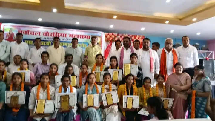 भलुअनी में यूपी बोर्ड के टॉपर्स का सम्मान समारोह आयोजित
