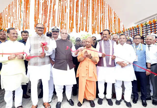 रक्षा मंत्री राजनाथ सिंह ने लखनऊ में नौसेना शौर्य वाटिका का उद्घाटन किया