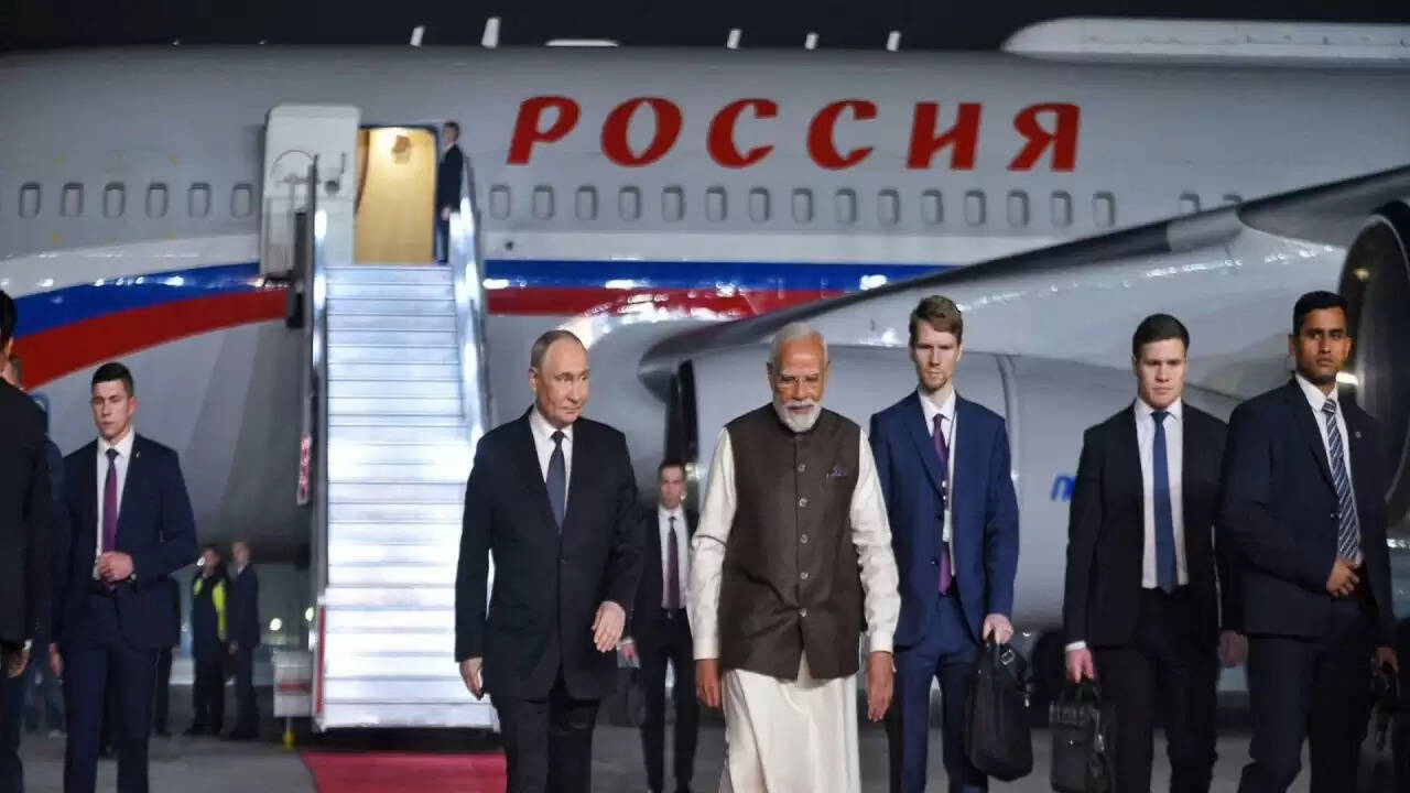 पुतिन की भारत यात्रा: विमान पर 'Россия' शब्द की चर्चा