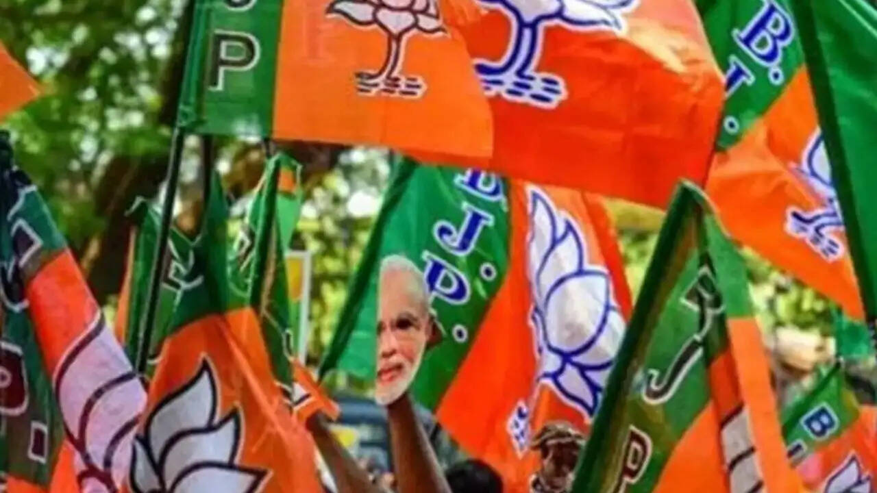 गुजरात में भाजपा को बड़ा झटका: आदिवासी नेताओं ने थामा कांग्रेस का हाथ