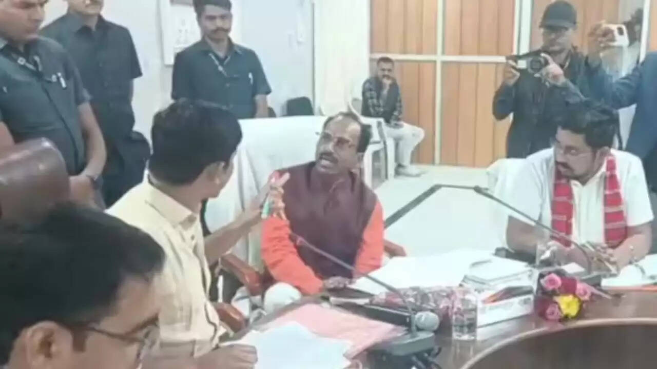 डूंगरपुर में जनप्रतिनिधियों के बीच हंगामा, विकास समिति की बैठक प्रभावित