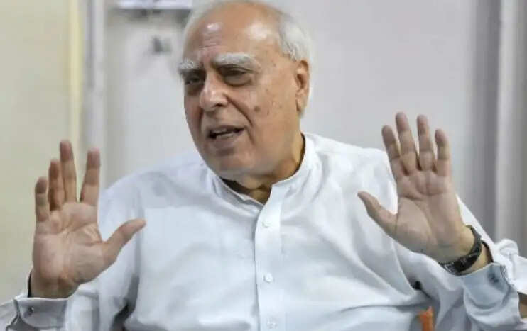 दिल्ली शराब नीति घोटाले में केजरीवाल और सिसोदिया को मिली राहत, कपिल सिब्बल ने उठाए सवाल