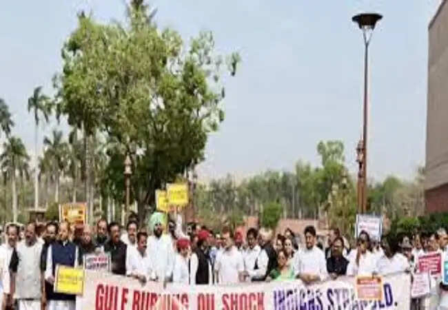 संसद में LPG संकट पर विपक्ष का विरोध प्रदर्शन