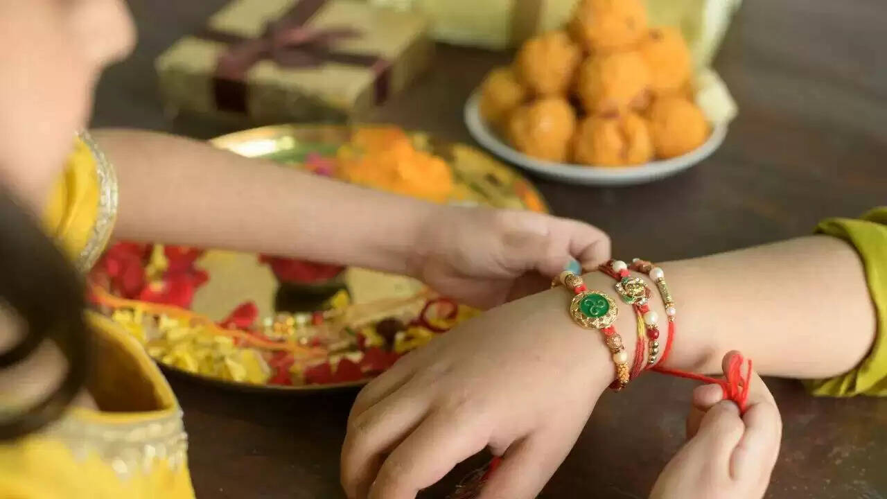 क्या सच में इंसानियत जिंदा है? एक अनजान लड़की ने बदल दी एक युवक की किस्मत