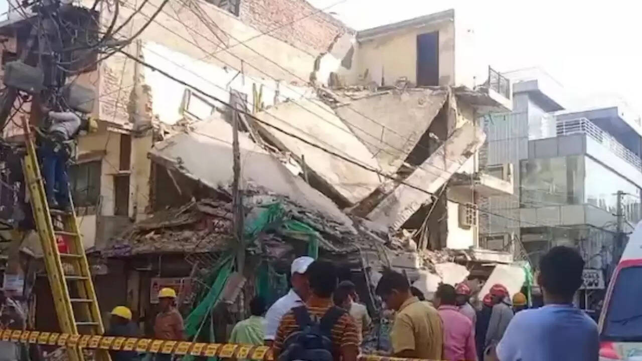 दिल्ली के रोहिणी में तीन मंजिला इमारत ढही: राहत कार्य जारी