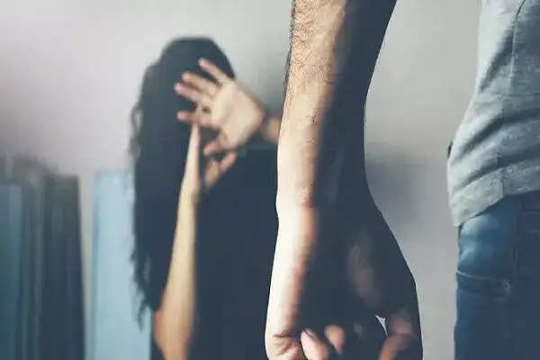 दहेज की मांग पर पति ने गर्भवती पत्नी को मारा लात, दो बच्चों की हुई मौत