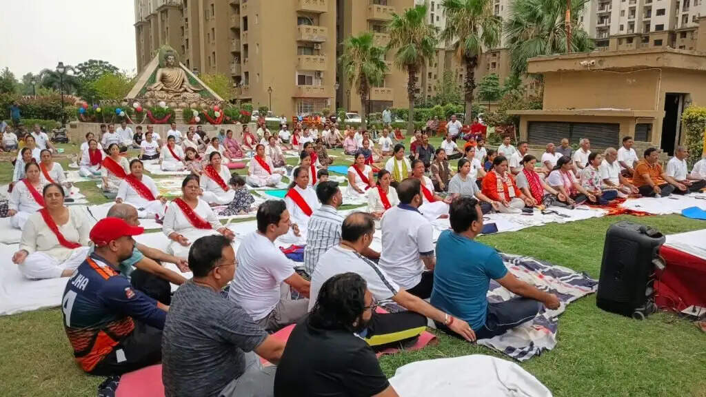 इरोस सम्पूर्णम सोसायटी में 12वें अंतरराष्ट्रीय योग दिवस का भव्य आयोजन