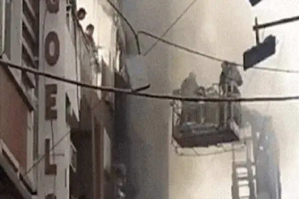 दिल्ली में चार मंजिला इमारत में आग, एक परिवार के पांच सदस्यों की मौत