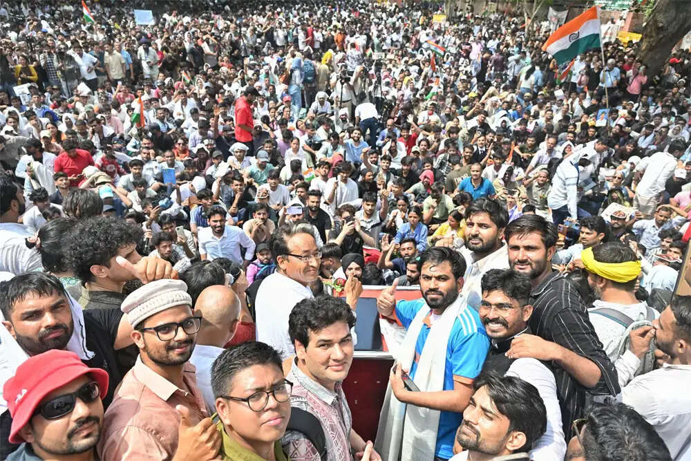 दिल्ली पुलिस ने कॉकरोच जनता पार्टी को धरने की अनुमति दी