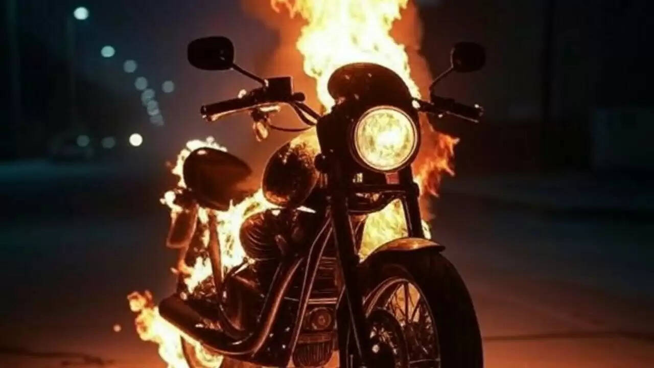 मथुरा में बाइक हादसे में दो लोगों की मौत, आग ने ली जान