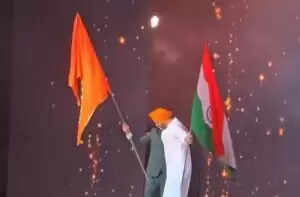 अक्षय कुमार ने पीएम मोदी की जीवनी पर आधारित फिल्म की विशेष स्क्रीनिंग में भाग लिया