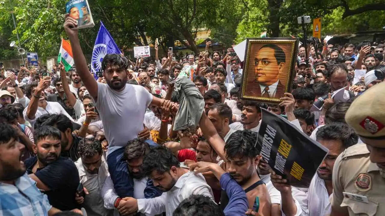 दिल्ली में कॉकरोच जनता पार्टी के विरोध प्रदर्शन पर मुस्लिम समुदाय की सतर्कता