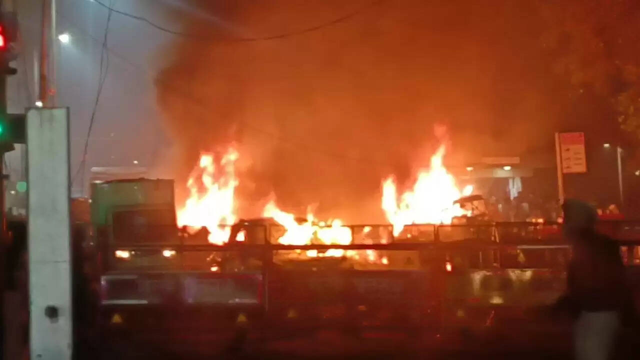 दिल्ली में लाल किले के पास कार में धमाका, 10 की मौत