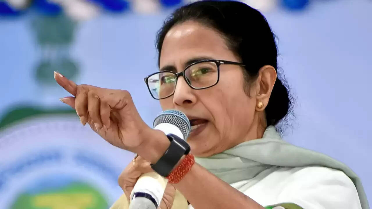 पश्चिम बंगाल में चुनाव आयोग के दबाव से एक और अधिकारी ने की आत्महत्या