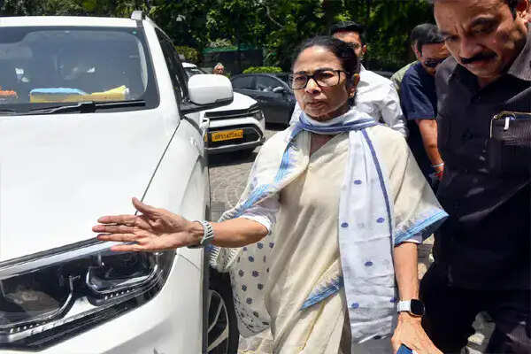 पश्चिम बंगाल में टीएमसी को बड़ा झटका: 14 बागी सांसदों ने उठाया कदम