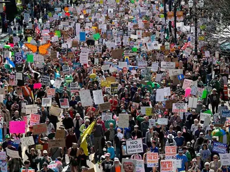 अमेरिका में ट्रम्प के खिलाफ 80 लाख लोगों का प्रदर्शन, 3,300 स्थानों पर रैली