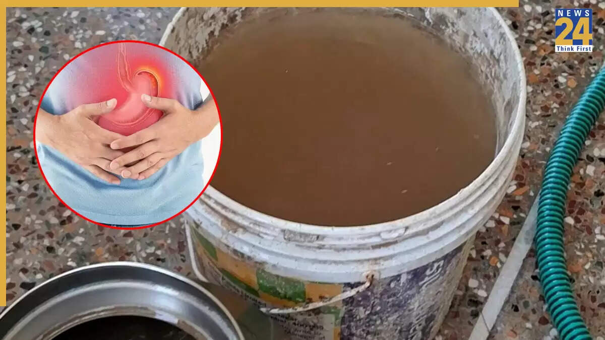 ग्रेटर नोएडा में गंदे पानी की समस्या से परेशान निवासी