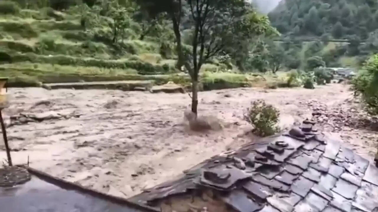 उत्तराखंड में बादल फटने से मची तबाही: 7 लोग लापता