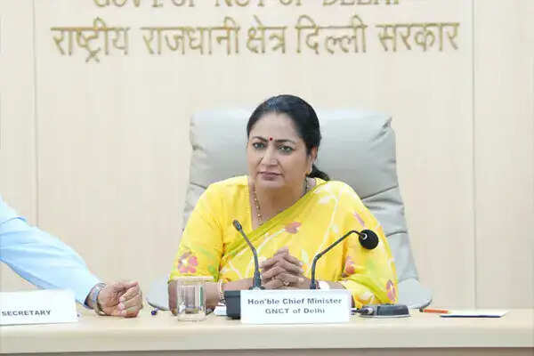 दिल्ली में बजट विकास कार्यों की समीक्षा: सीएम रेखा गुप्ता का सख्त निर्देश