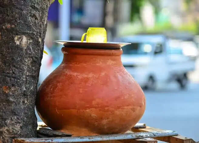 गर्मी में मिट्टी के घड़े का पानी: ताजगी और स्वास्थ्य के लिए लाभकारी