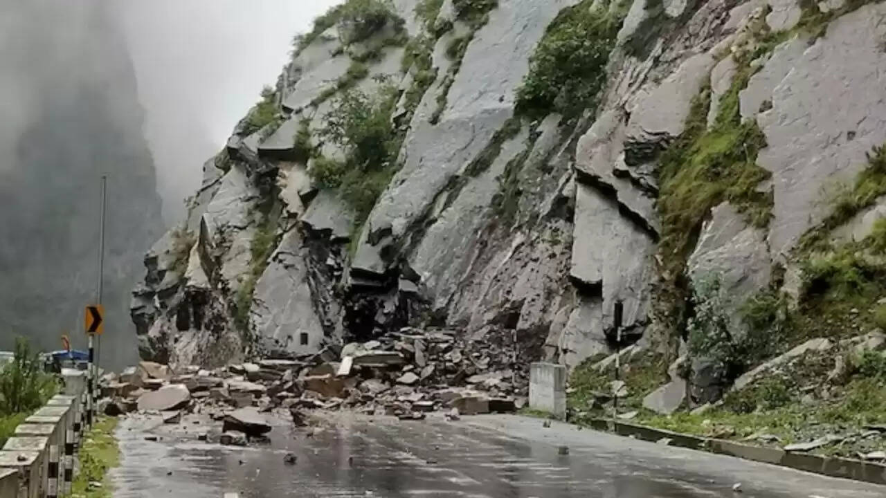 उत्तराखंड में मानसून का कहर: 9 जिलों में रेड अलर्ट, चारधाम यात्रा स्थगित
