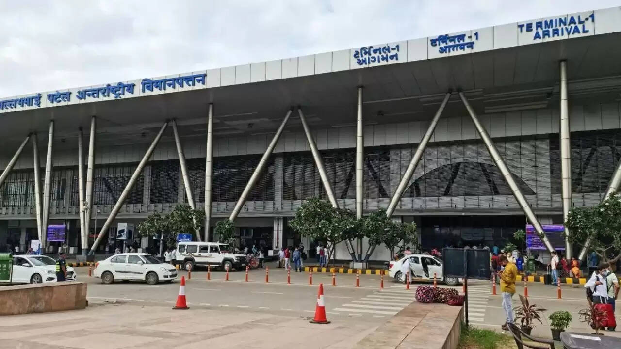 अहमदाबाद एयरपोर्ट पर बम की धमकी, जांच जारी