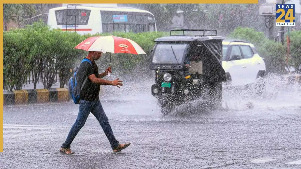 दिल्ली NCR में मूसलाधार बारिश से मिली गर्मी से राहत