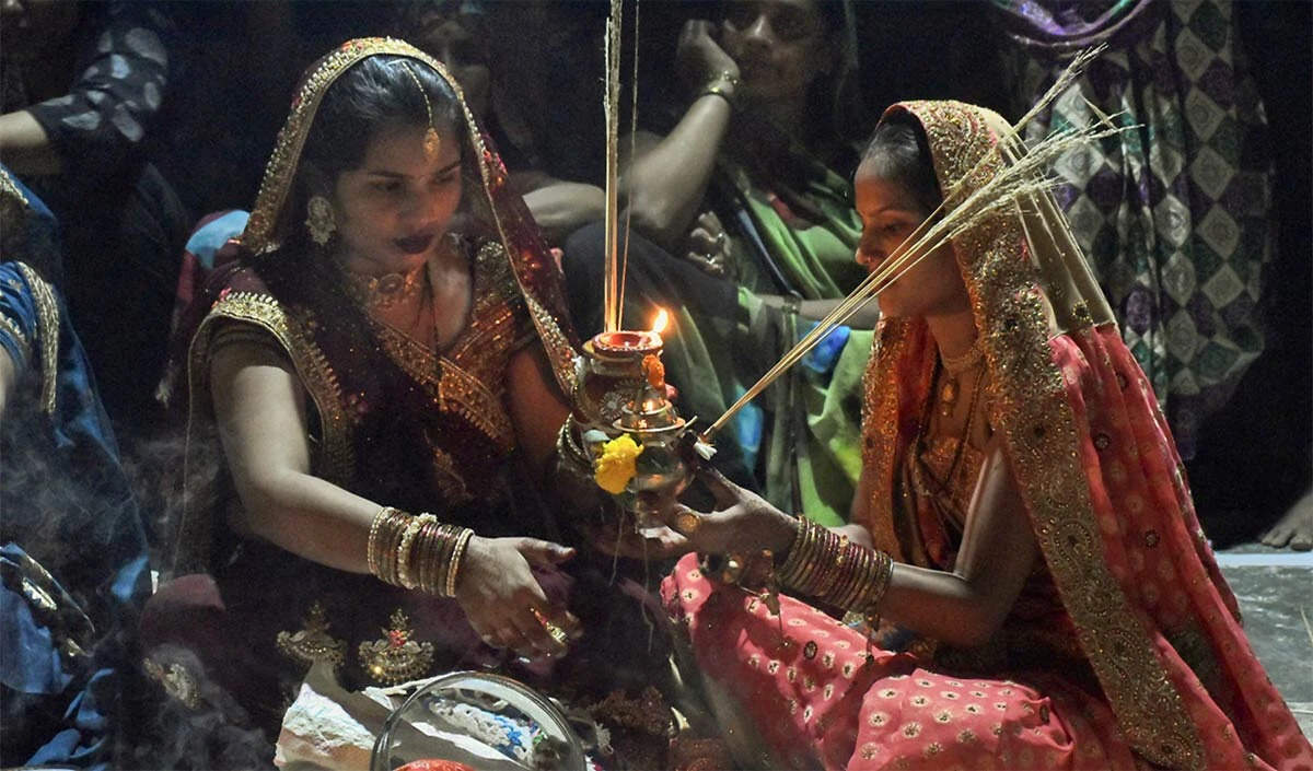 करवा चौथ: विवाहित महिलाओं का महत्वपूर्ण पर्व