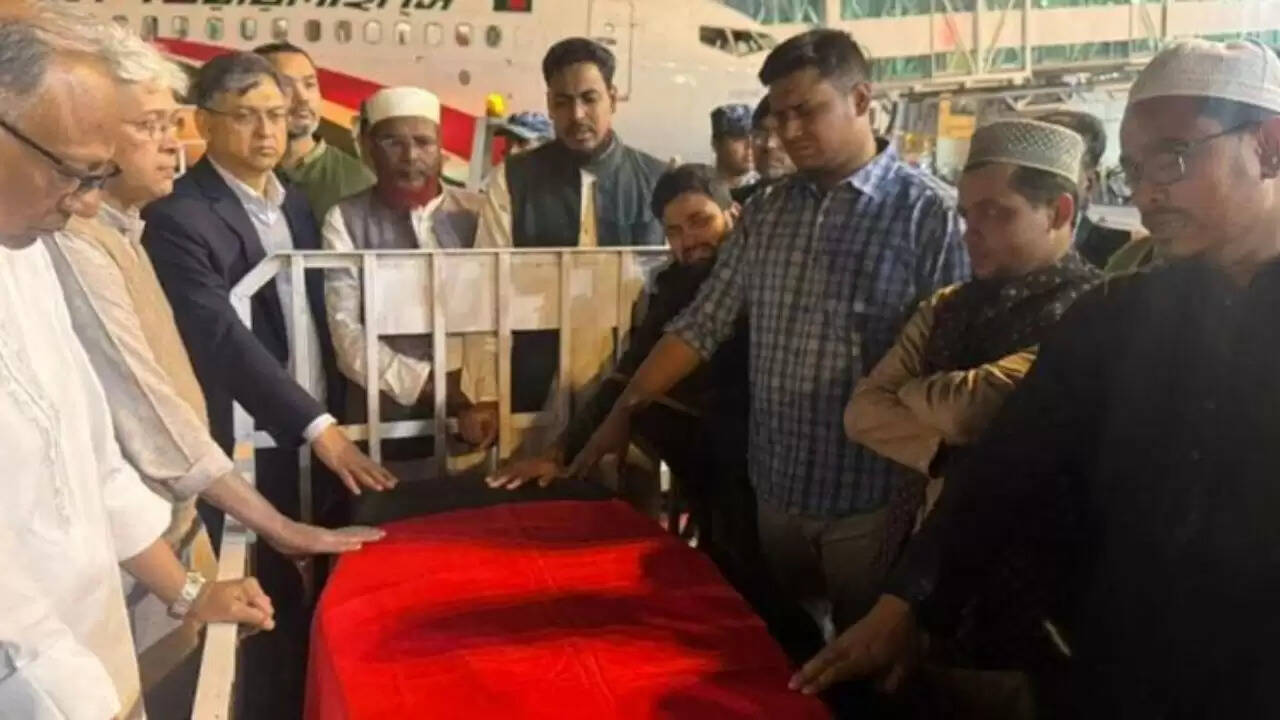 शरीफ उस्मान हादी का पार्थिव शरीर ढाका पहुंचा: शोक और आक्रोश का माहौल