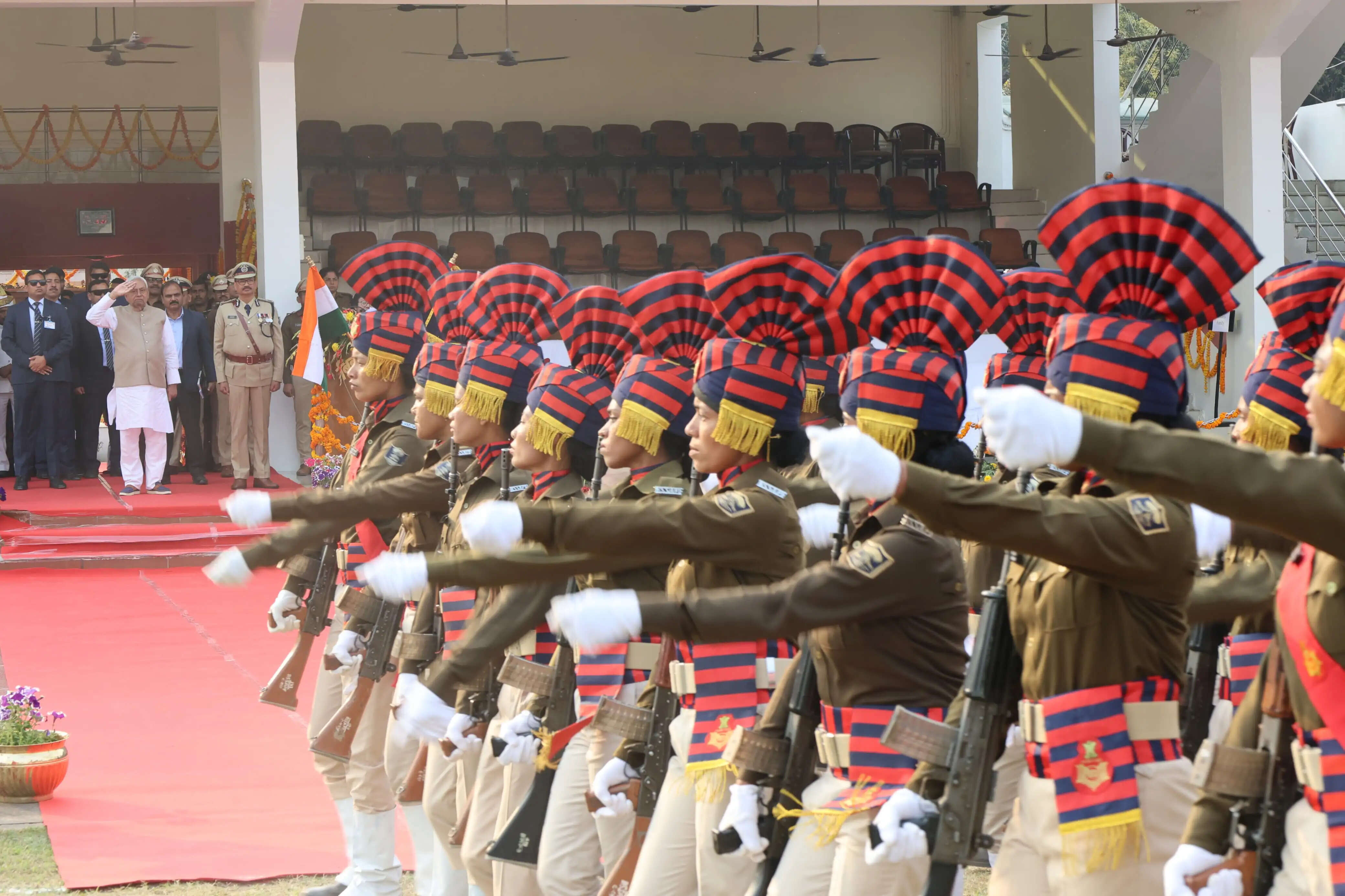 बिहार पुलिस सप्ताह का समापन समारोह में परेड का निरीक्षण करते मुख्यमंत्री नीतीश कुमार