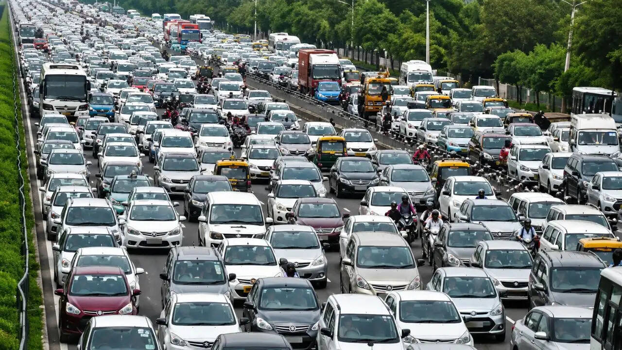 दिल्ली में नाले की सफाई से यातायात पर असर, सावधानी बरतें