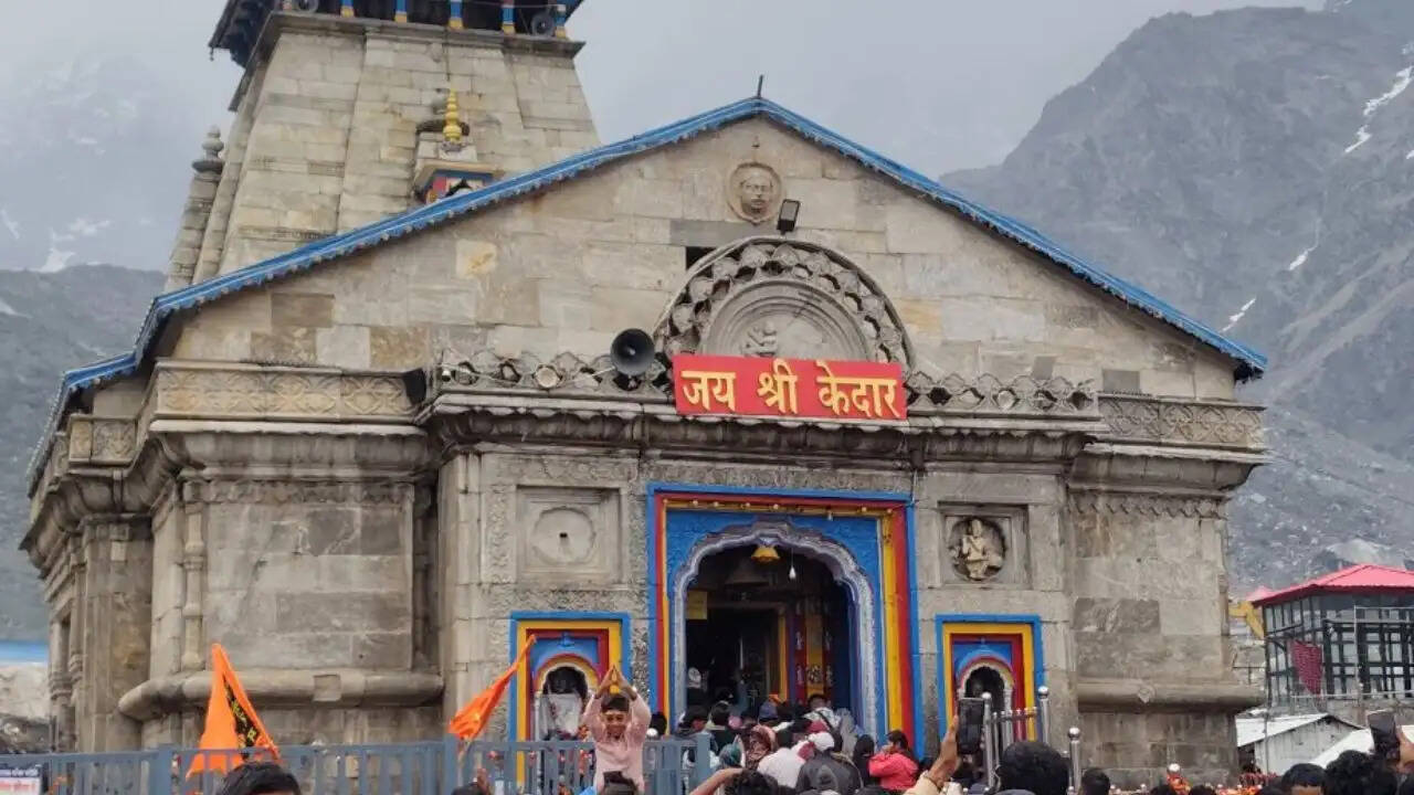 केदारनाथ यात्रा पर मौसम का असर: प्रशासन ने लगाई अस्थायी रोक
