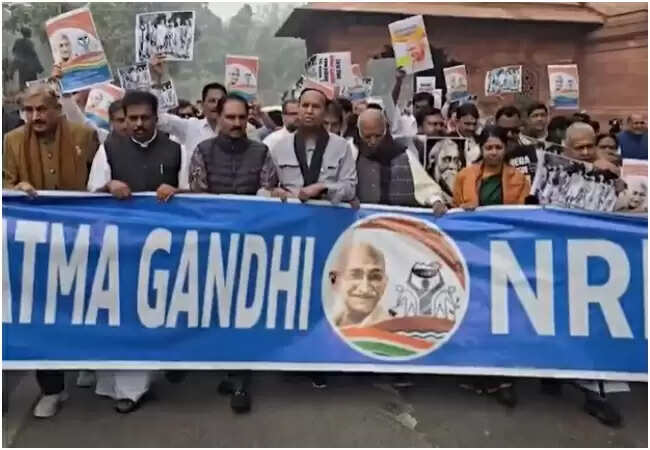 विपक्षी सांसदों का G RAM G बिल के खिलाफ संसद में विरोध प्रदर्शन