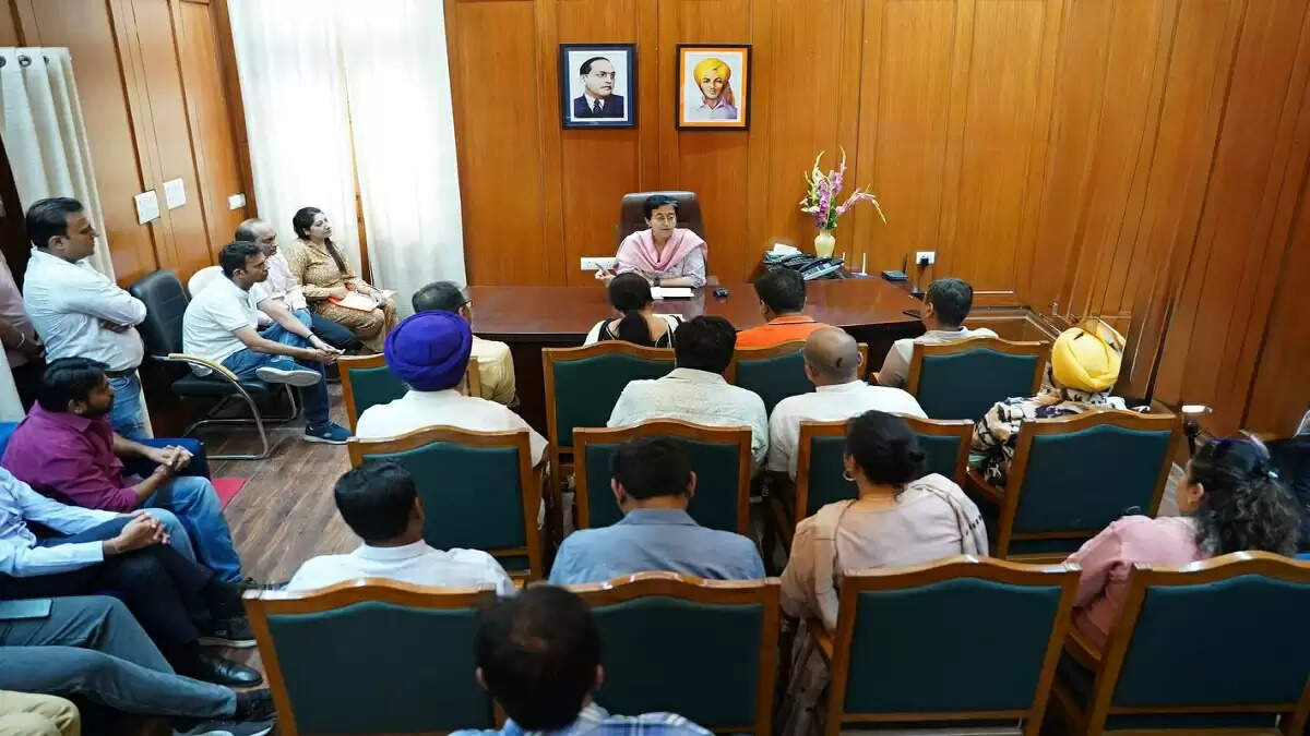 दिल्ली में प्राइवेट स्कूल फीस रेगुलेशन बिल पर आम आदमी पार्टी की सक्रियता