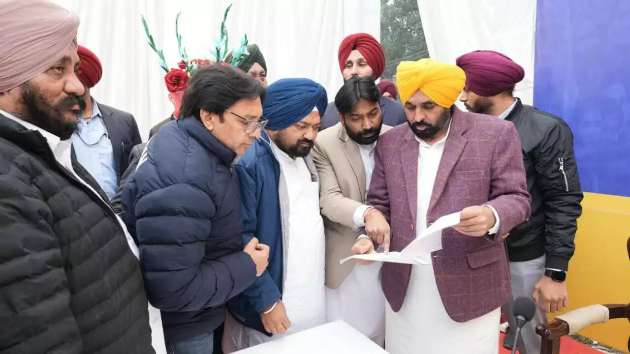 मुख्यमंत्री भगवंत सिंह मान ने जालंधर में लोक मिलनी के दौरान लोगों की समस्याएं सुनीं