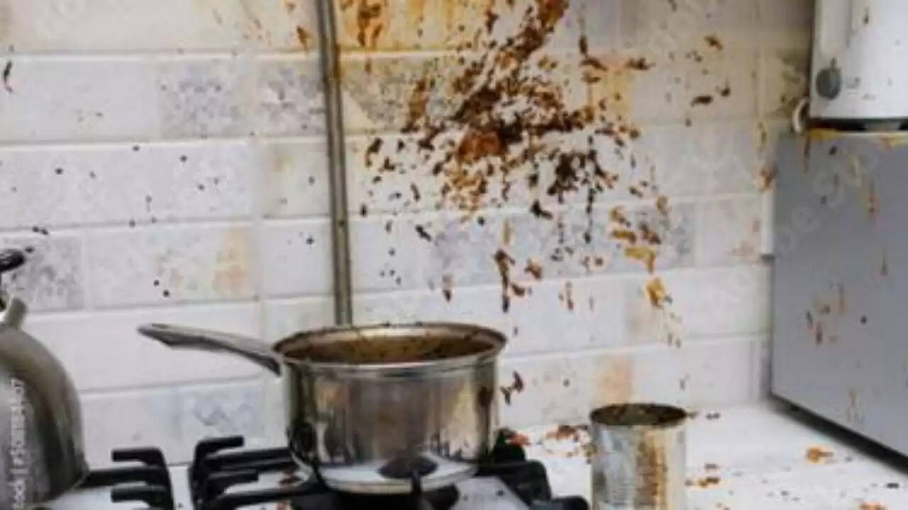 किचन के चिकनाई भरे टाइल्स को साफ करने के आसान तरीके