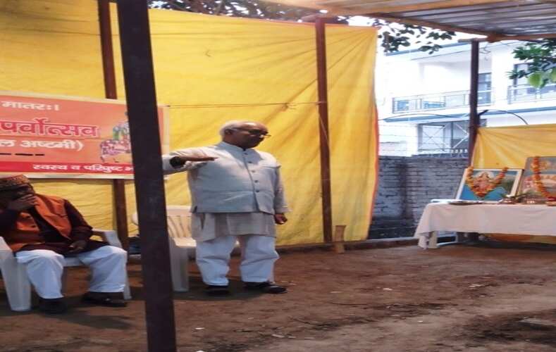 गोबर से बन रहे कंडे, जैविक खाद की मांग बढ़ी - जयकृष्ण