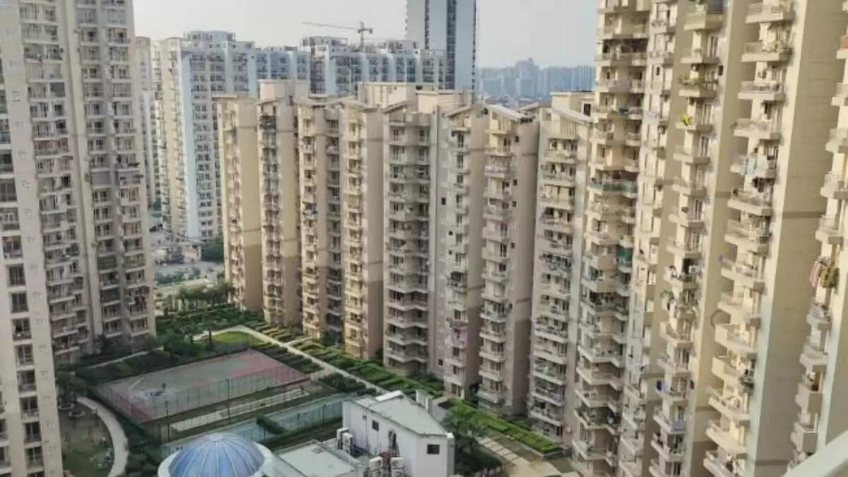 ग्रेटर नोएडा वेस्ट में अजनारा होम्स सोसायटी में हड़कंप, 12 लोगों को नोटिस जारी