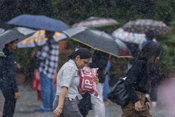मुंबई में मूसलाधार बारिश से जनजीवन प्रभावित, रेड अलर्ट जारी