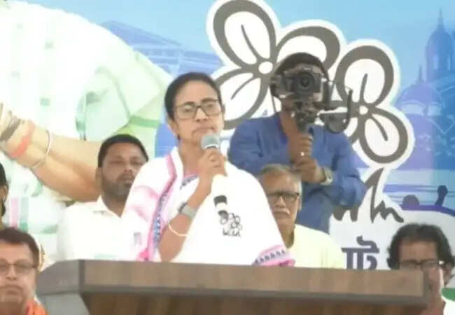 ममता बनर्जी का भाजपा पर तीखा हमला: चुनावी रैली में मछली और मांस खाने पर उठाए सवाल