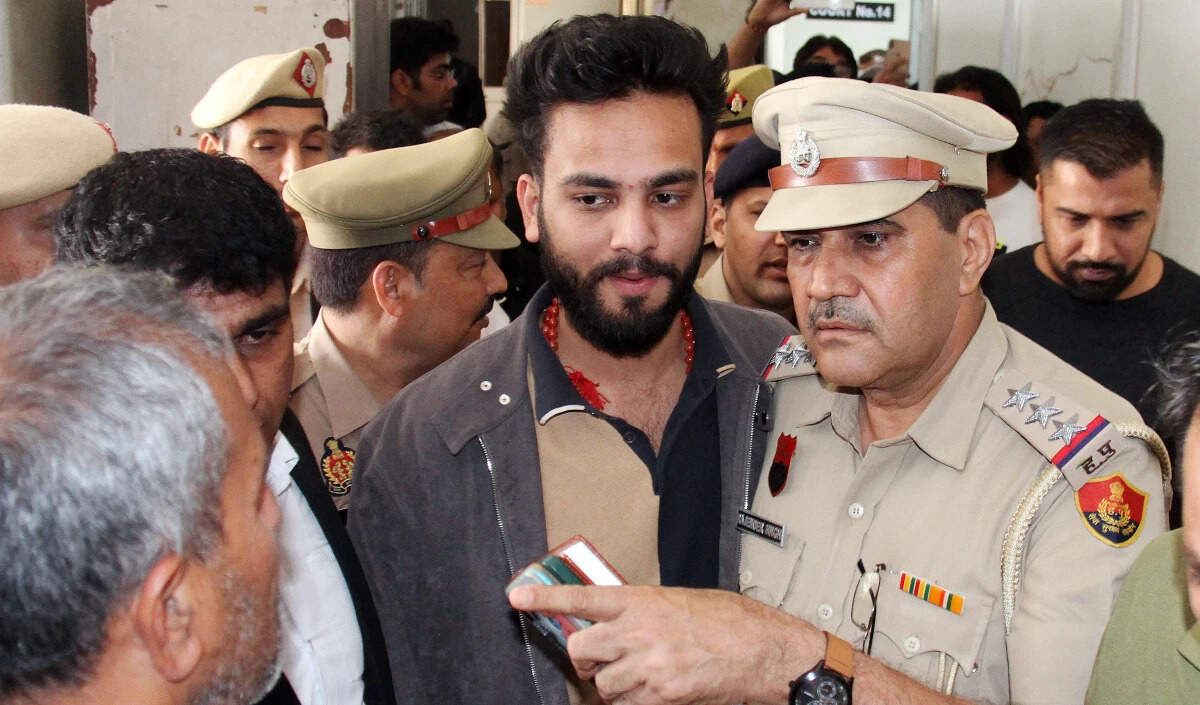 हरियाणा पुलिस ने एल्विश यादव के घर के बाहर गोलीबारी के मामले में एक आरोपी को गिरफ्तार किया
